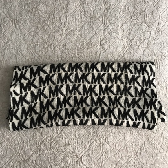 Michael Kors Infinity Scarf - Picture 5 of 6